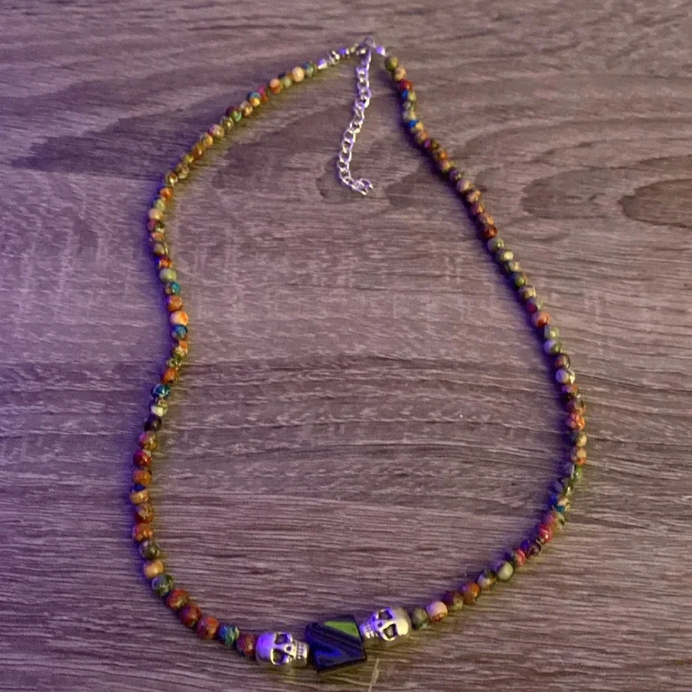 Skull beaded fordite necklace - Picture 4 of 4